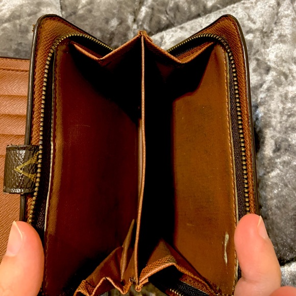 Louis Vuitton Wallet - Picture 5 of 7